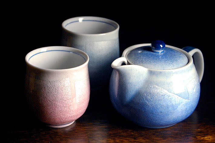 九谷焼 くつろぎ揃 銀彩 茶器セット 贈答用 ポット 急須 陶器 茶こし網付 湯呑 茶器 記念品 ギフト K7 590 結婚祝い プレゼント おしゃれ 婚礼祝 新築祝い 夫婦湯呑 食器
